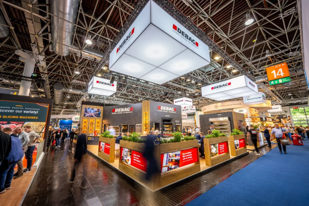 Stand d'exposition ADF avec les fours DEBAG lors d'un salon professionnel