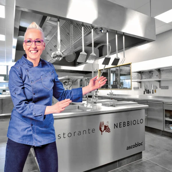Cuisine professionnelle équipée ascobloc avec une cheffe cuisinière