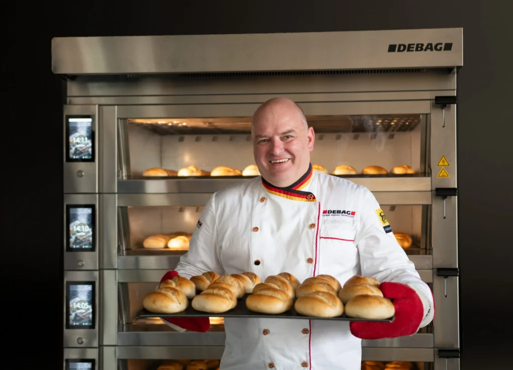 Boulanger devant un four DEBAG en boutique