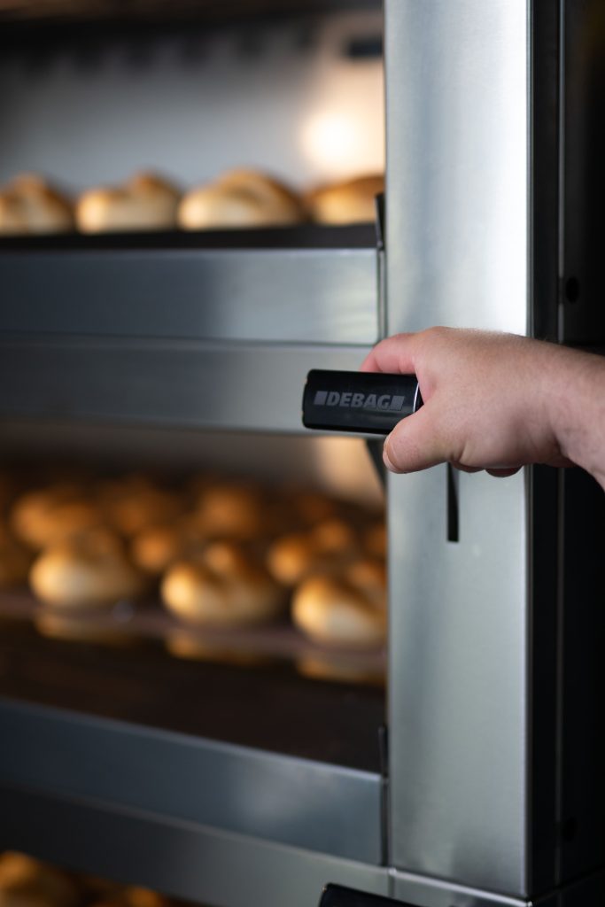 Enfournement de pains dans un four à sole DEBAG en boulangerie